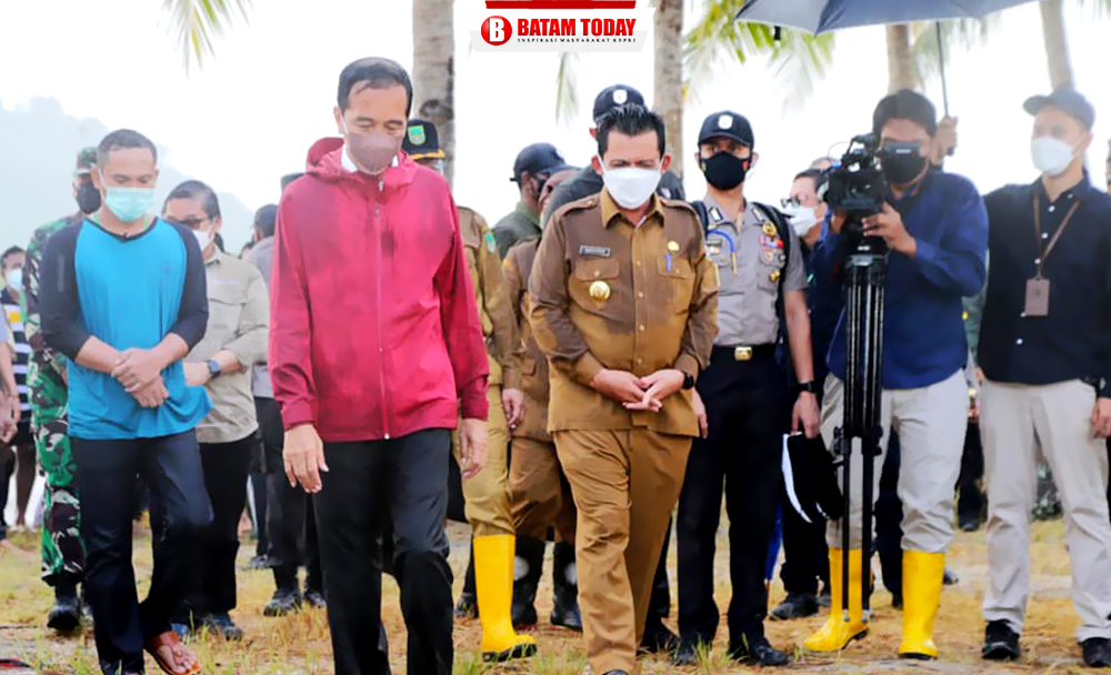 Gubernur Kepri, H. Ansar Ahmad saat mendampingi Presiden RI Joko Widodo tanam Mangerove di Pulau Setokok, Batam